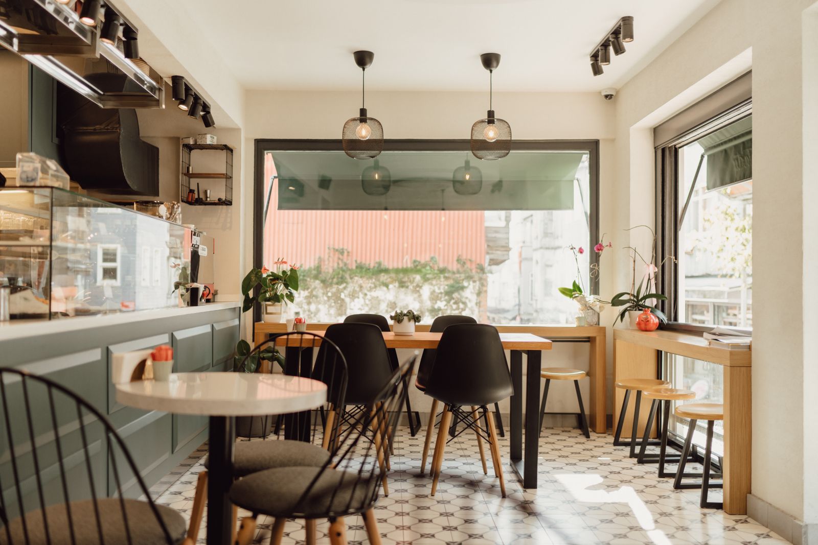 Tavoli e dettagli di un piccolo caffè luminoso. Fotografia d’ispirazione.