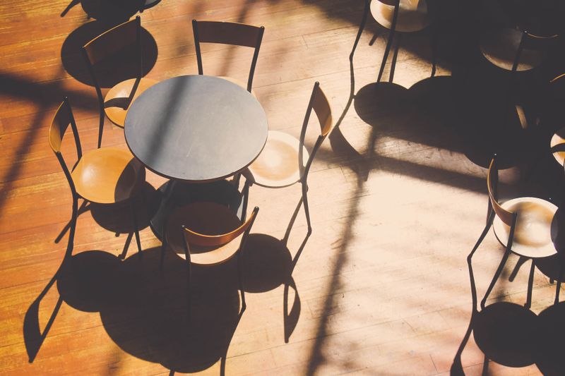 Tavolino e sedie di un caffè nella luce del mattino. Fotografia d’ispirazione.