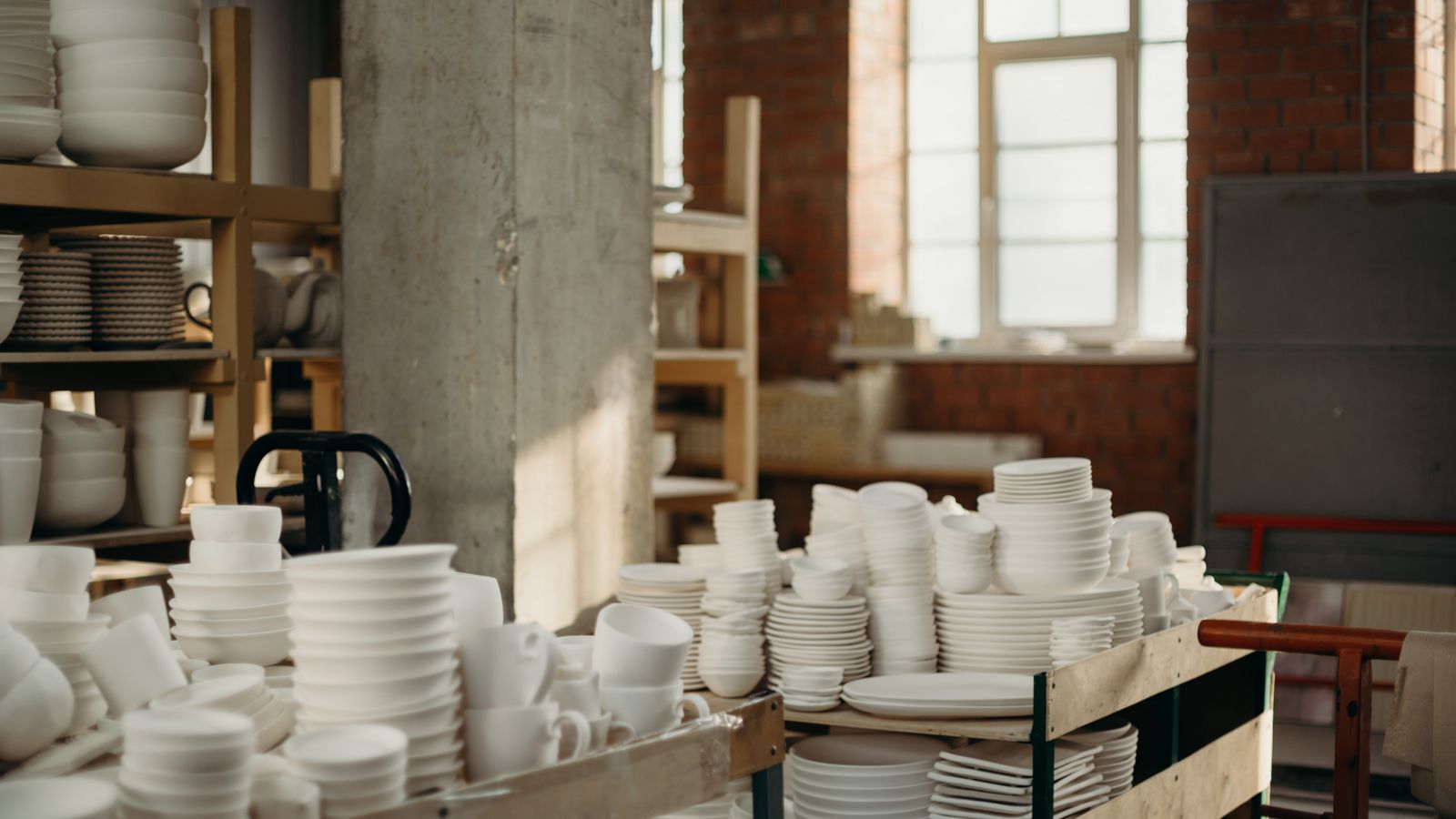 Ceramiche e scaffali in un laboratorio artigianale. Fotografia d’ispirazione.