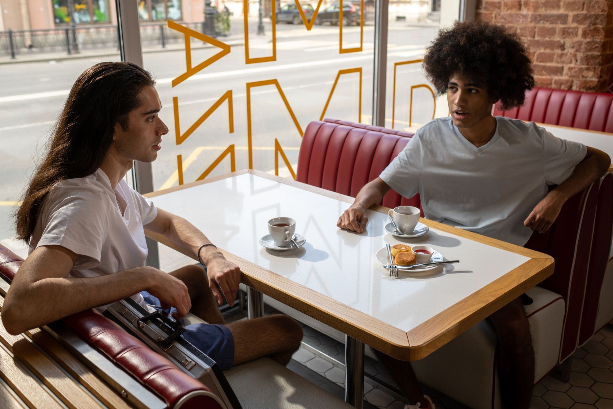 Due persone sedute al tavolo di un caffè. Fotografia d’ispirazione.