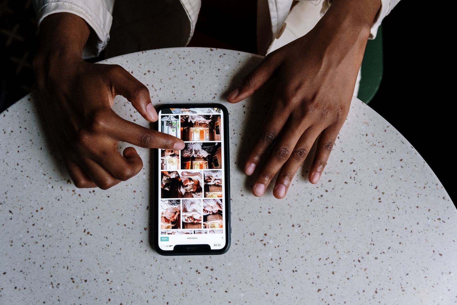 Una persona guarda le fotografie di un locale sul telefono. Fotografia d’ispirazione.