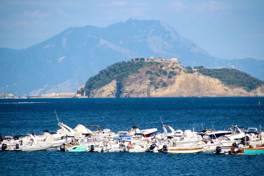 Barche ormeggiate nel golfo di Pozzuoli, con il promontorio sullo sfondo. Fotografia d’ispirazione.