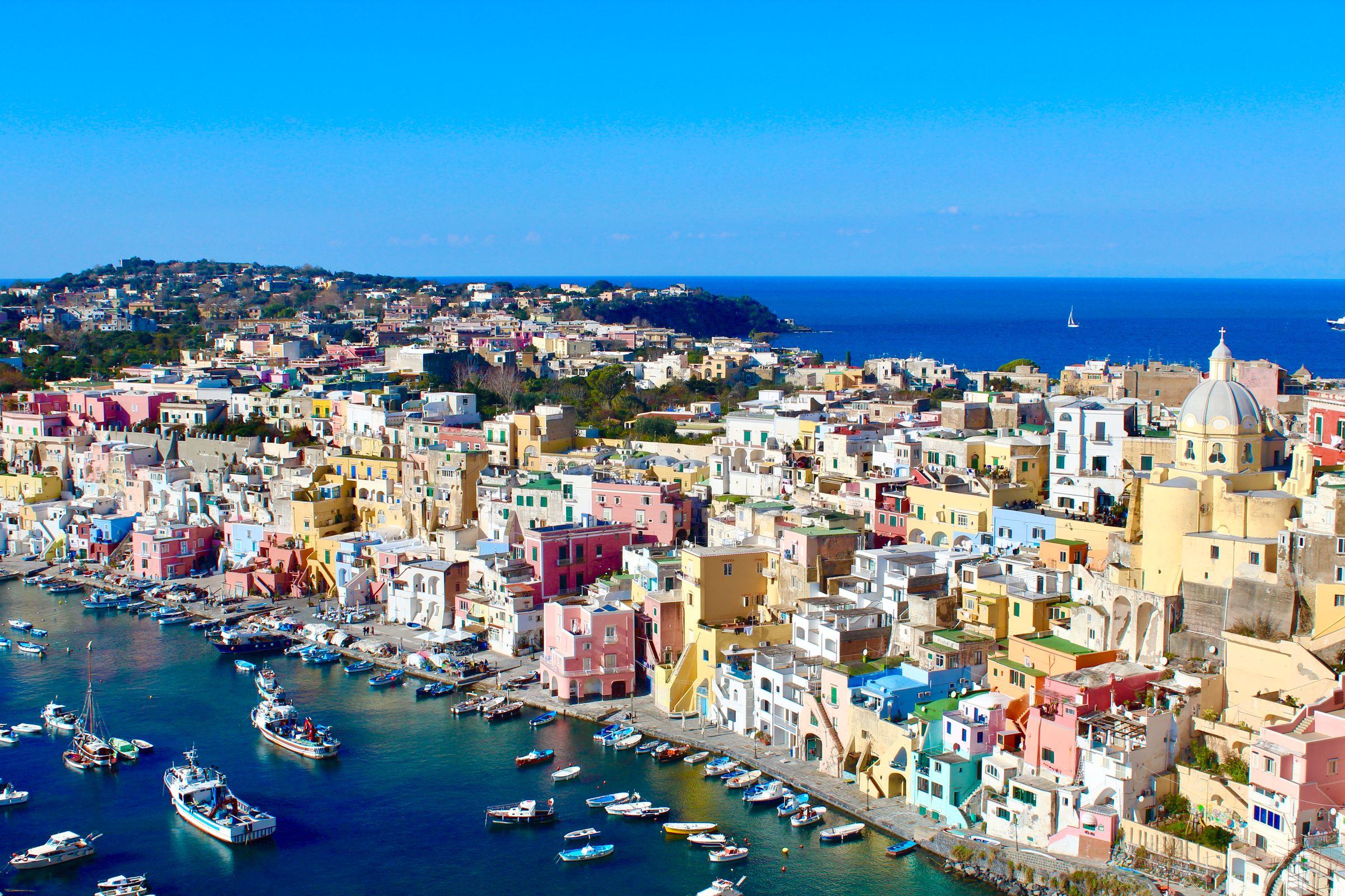 Il porto della Corricella a Procida, con le case colorate sul mare. Fotografia d’ispirazione.