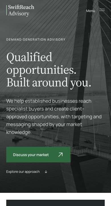 Anteprima della homepage SwiftReach su smartphone, con menu compatto e testi in una colonna.